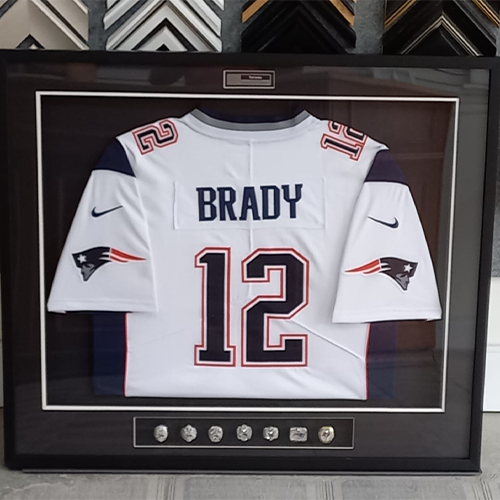 QUADRO CAMISA NFL COM PASSEPARTOUT E MOLDURA TIPO CAIXA PRETA