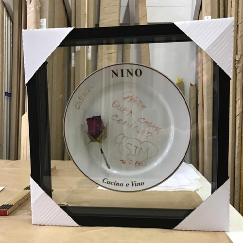 QUADRO SANDUÍCHE DE VIDRO COM PRATO E MOLDURA TIPO CAIXA